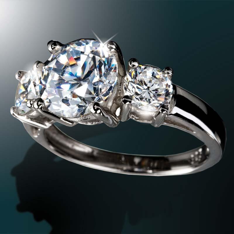 DiamondAura 3-Stone Classique Ring